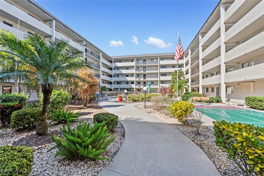 2121  Collier Avenue, Apt 105